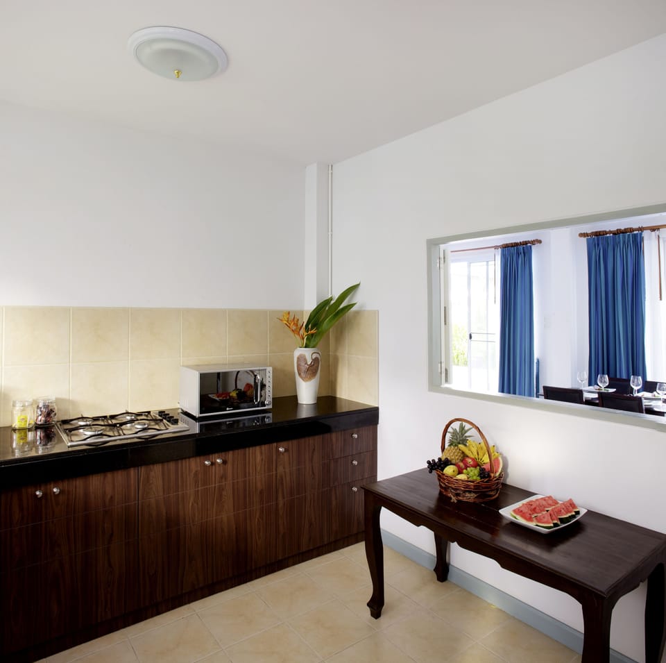 Full-size fridge, microwave, stovetop, coffee/tea maker