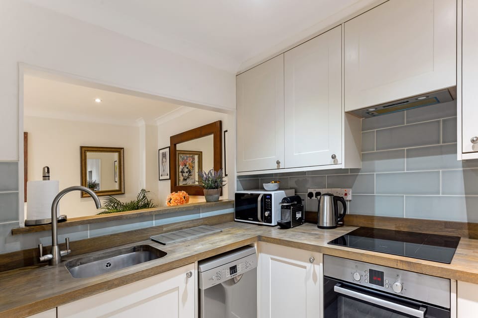 Fully fitted Kitchen with all you need for eating in 