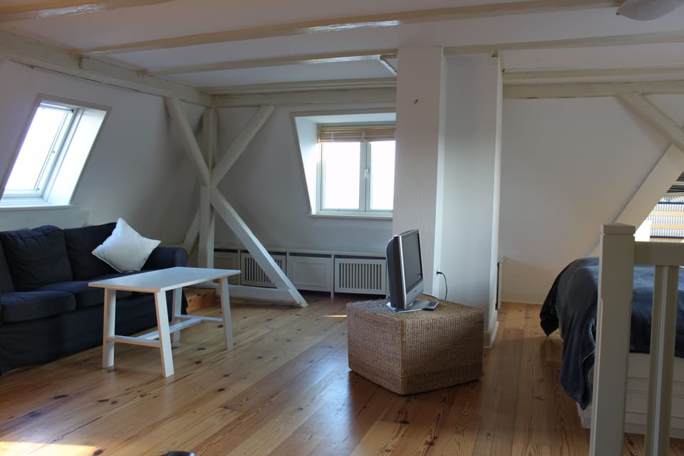 Suite | Cribs/infant beds, rollaway beds, free WiFi, bed sheets