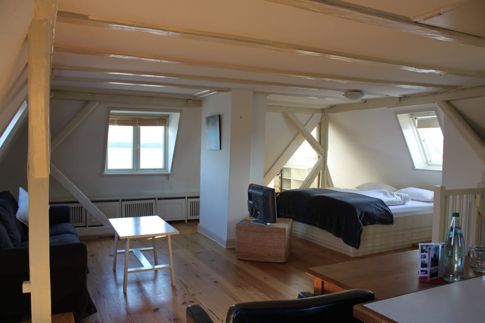 Suite | Cribs/infant beds, rollaway beds, free WiFi, bed sheets