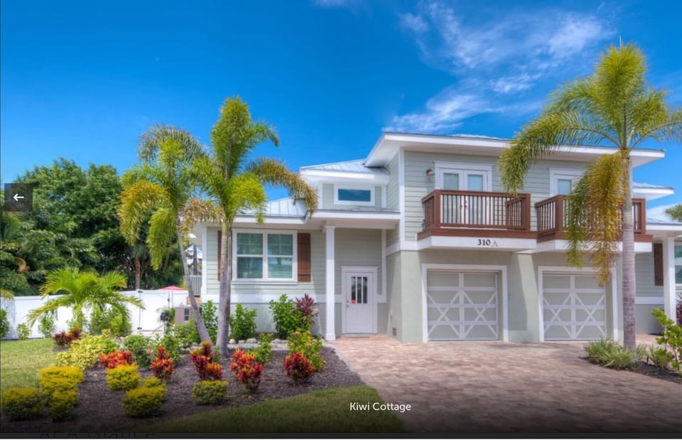 Kiwi Cottage is the left side of a high end Townhouse style duplex

