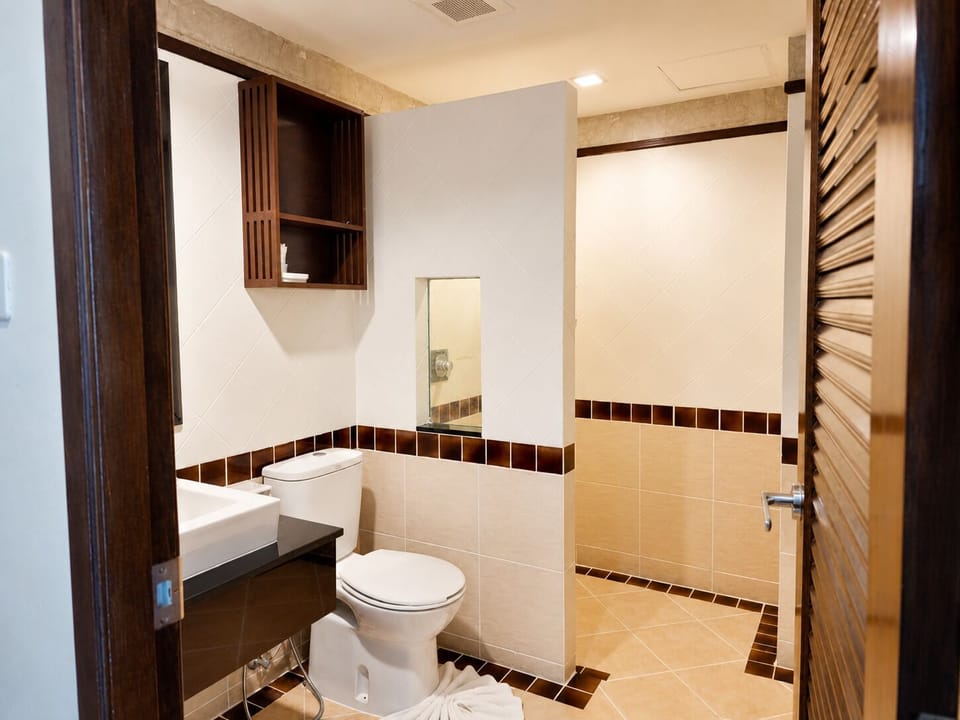 Deluxe Room, Balcony, City View | Bathroom | Shower, hair dryer (on request), bidet, towels