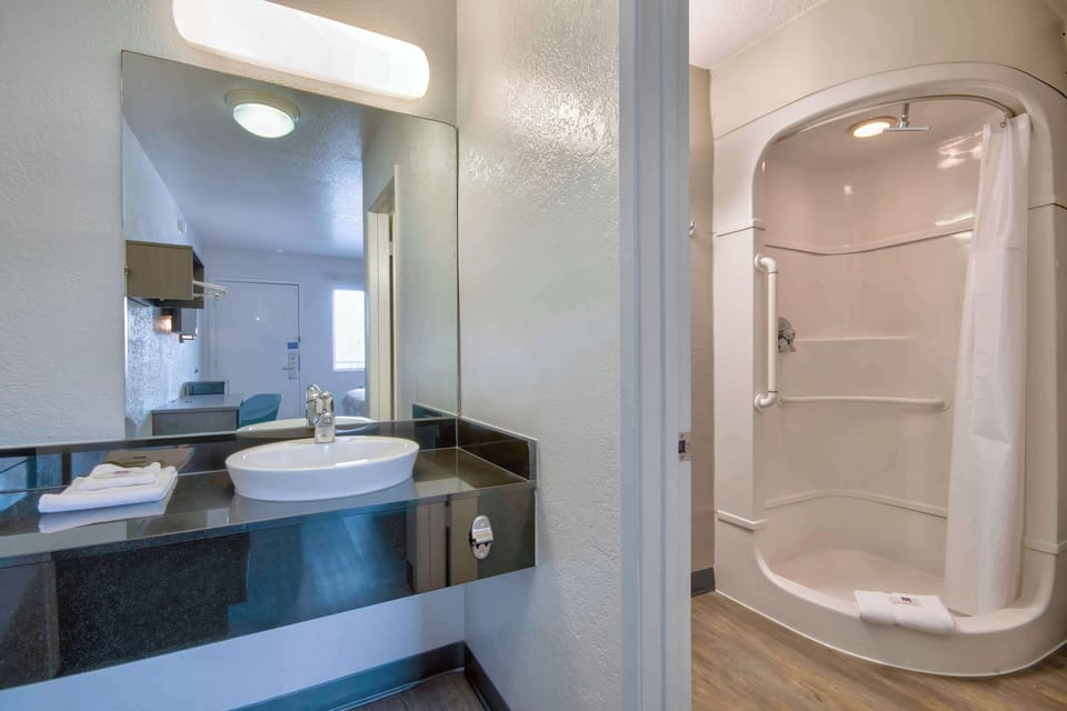 Combined shower/tub, rainfall showerhead, towels