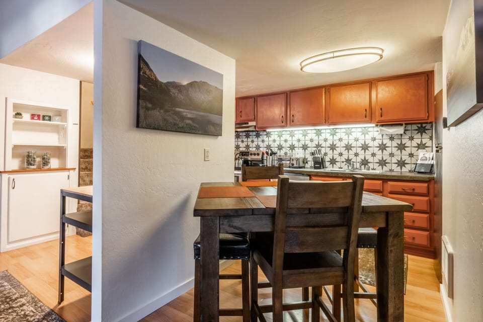 Fully Equipped Kitchen / Dining Table for 4