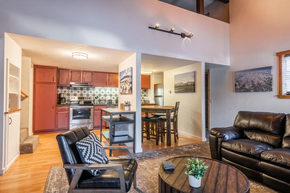 Living Room / Flat Screen TV / Fireplace (Pellet Stove) / Dining Table for 4
