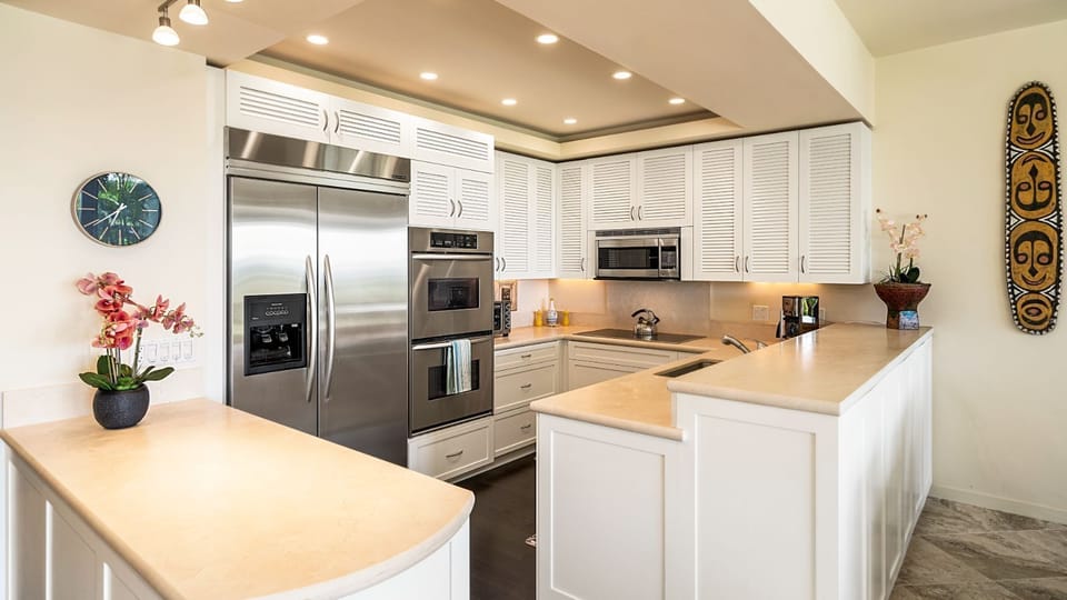 Fully equipped kitchen with large, top appliances