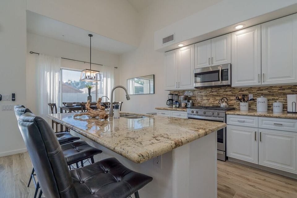 Kitchen: NEWLY Upgraded