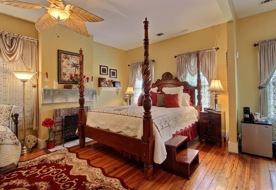 Premium bedding, laptop workspace, iron/ironing board, WiFi (free)