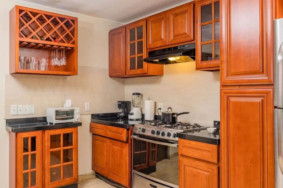 A fully equipped kitchen with dishwasher.