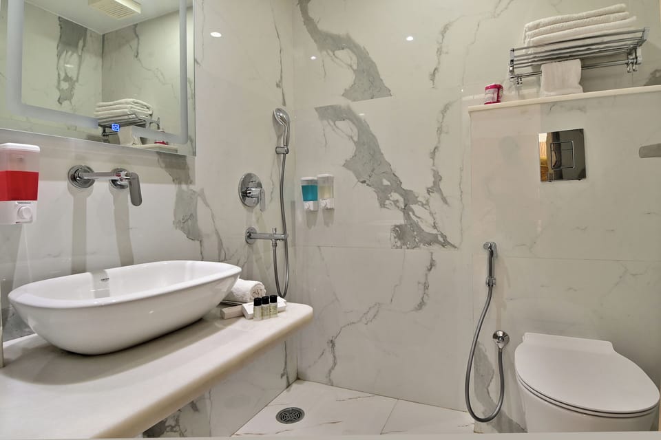 Shower, rainfall showerhead, free toiletries, towels