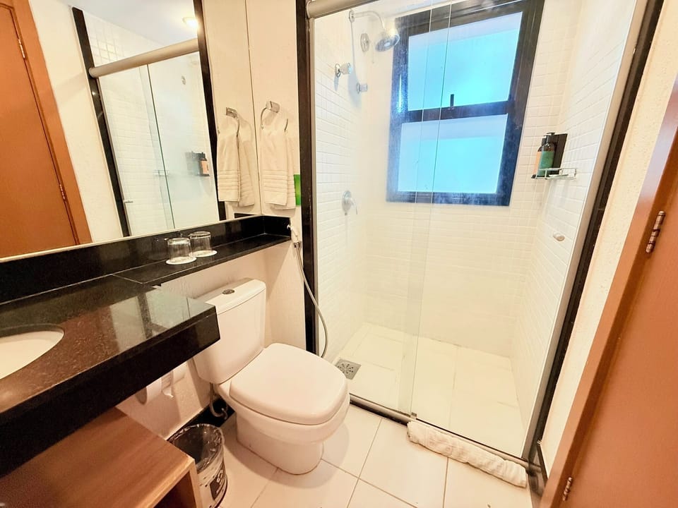Quarto Triplo Standard | Bathroom | Shower, free toiletries, hair dryer, towels