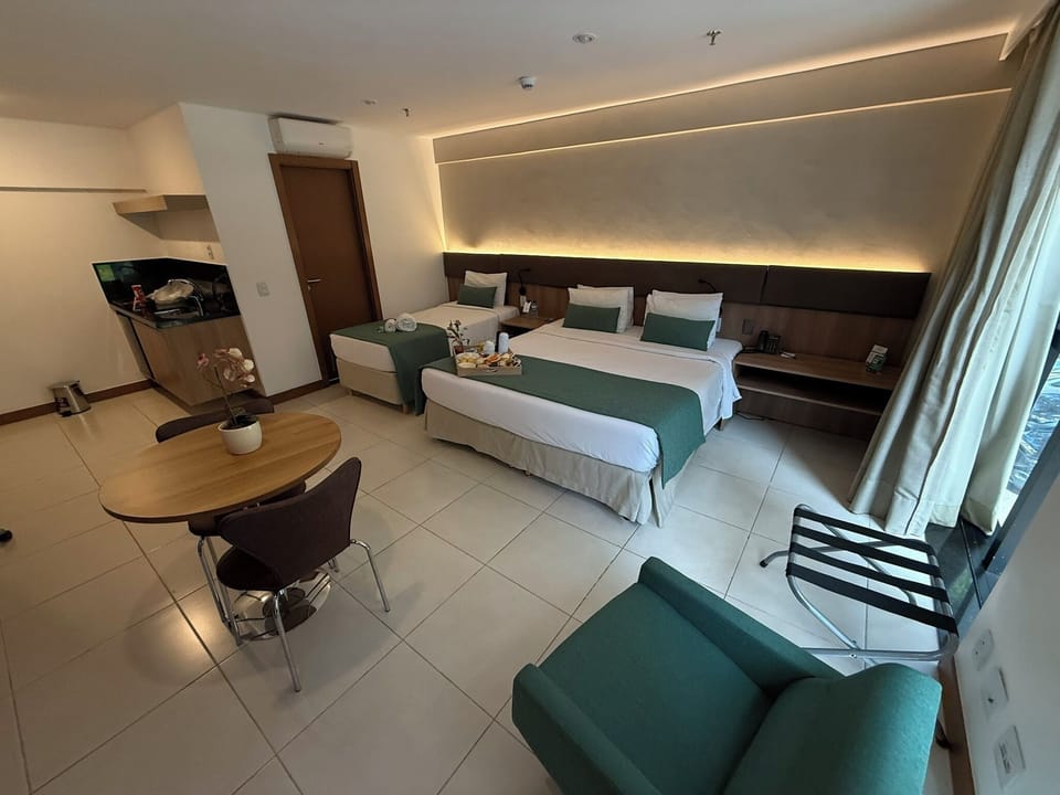 Quarto Triplo Standard | Minibar, in-room safe, desk, laptop workspace