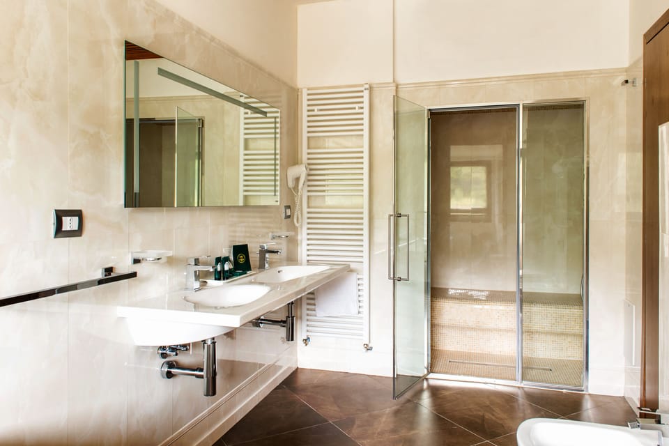 Deluxe Suite, Hot Tub | Bathroom | Free toiletries, hair dryer, bathrobes, slippers