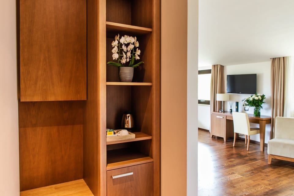 Deluxe Suite, Hot Tub | 1 bedroom, minibar, in-room safe, desk