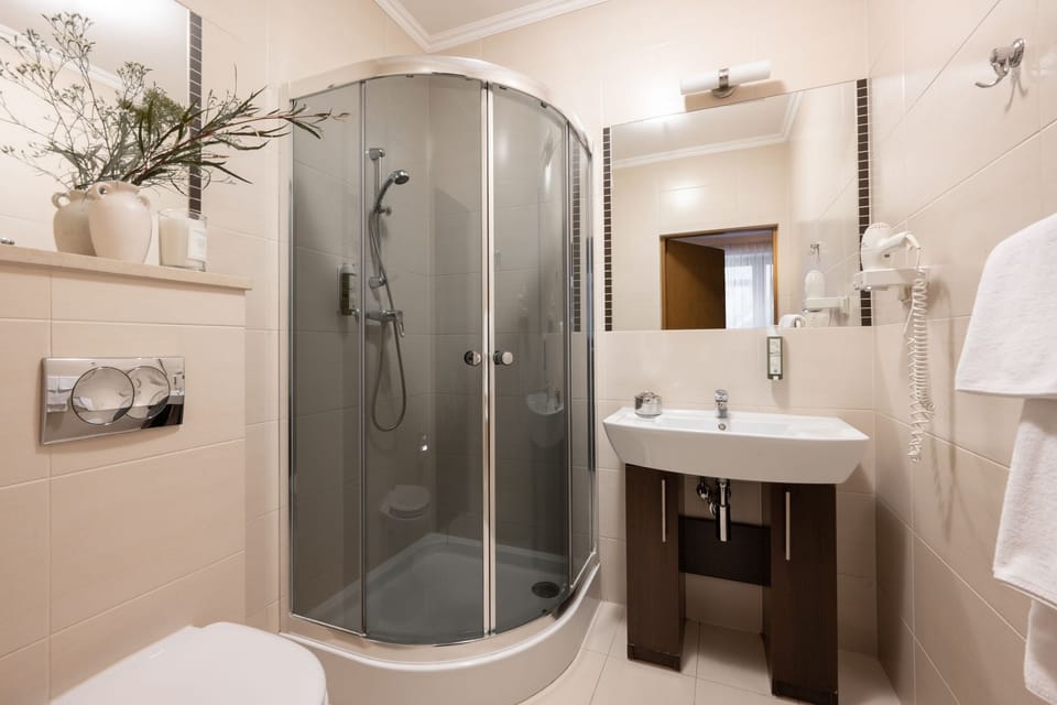 Standard Twin Room | In-room safe, desk, free cribs/infant beds, free WiFi
