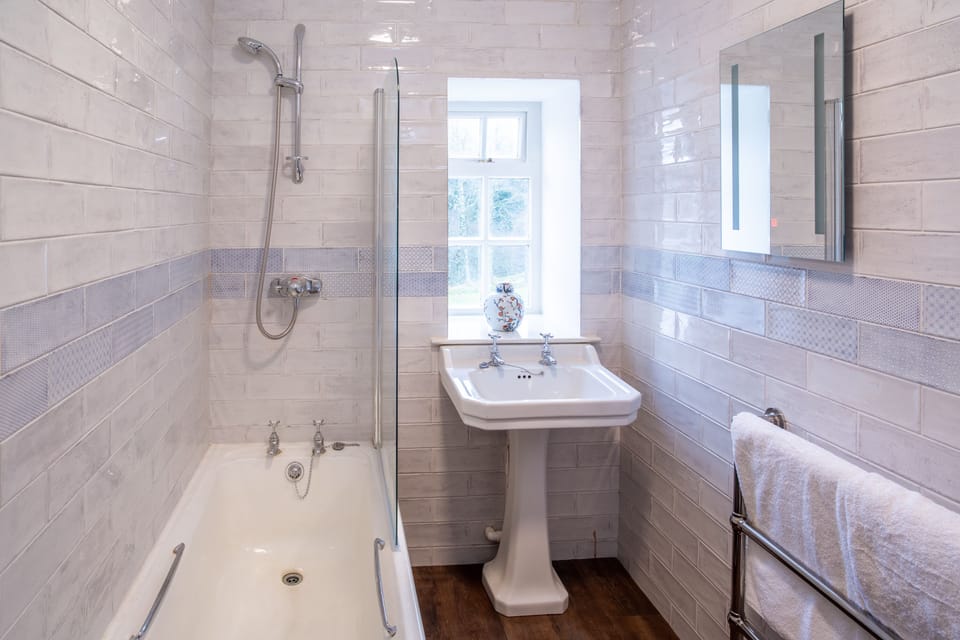 Double Room, Ensuite (Four Poster) | Bathroom | Free toiletries, hair dryer, towels, soap