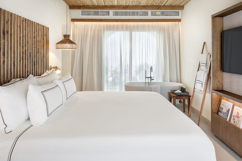 Grand Villa | Minibar, in-room safe, desk, laptop workspace