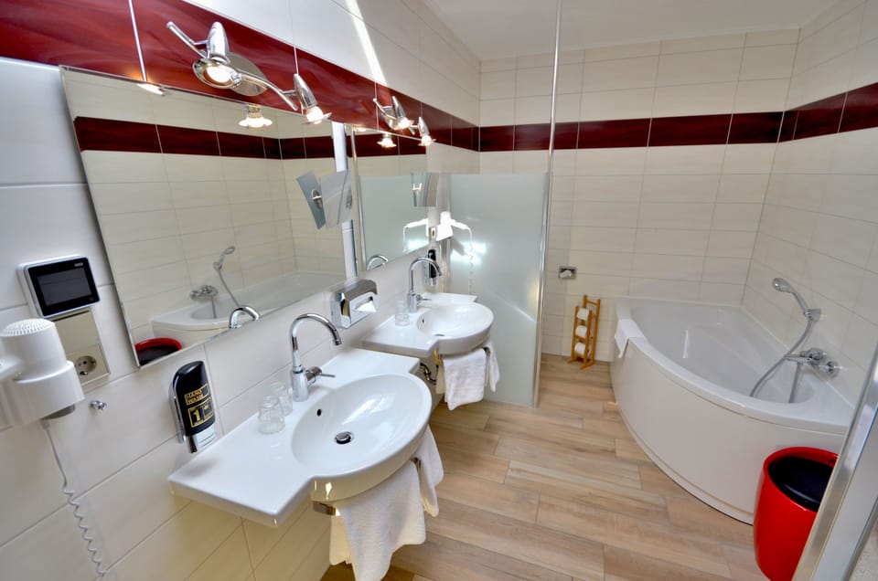 Zweites Zuhause | Bathroom | Shower, hydromassage showerhead, free toiletries, hair dryer