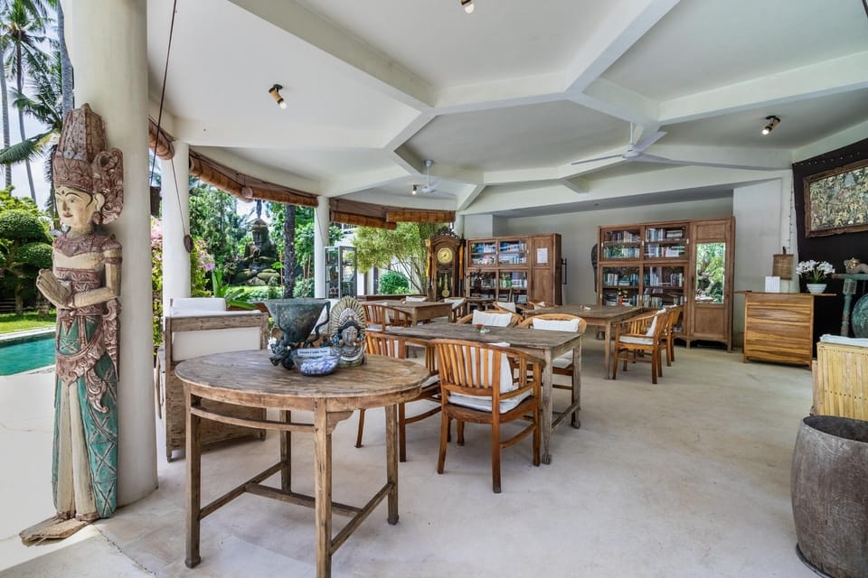 Restaurant&amp;Library on the 1st floor