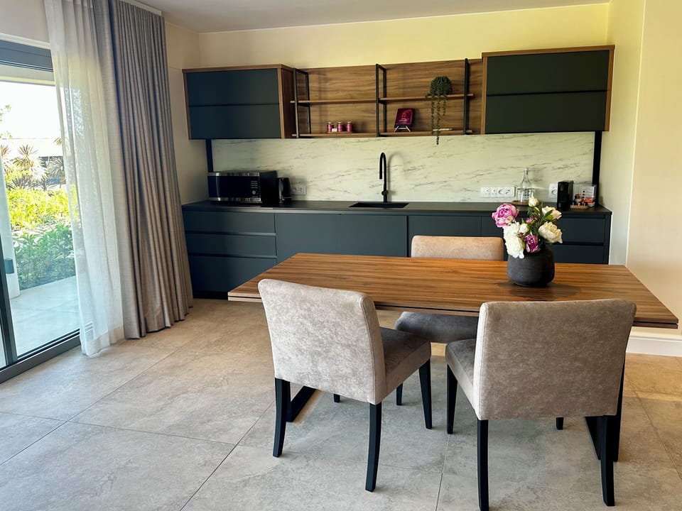 Deluxe Apartment | Private kitchen | Fridge, microwave, stovetop, espresso maker