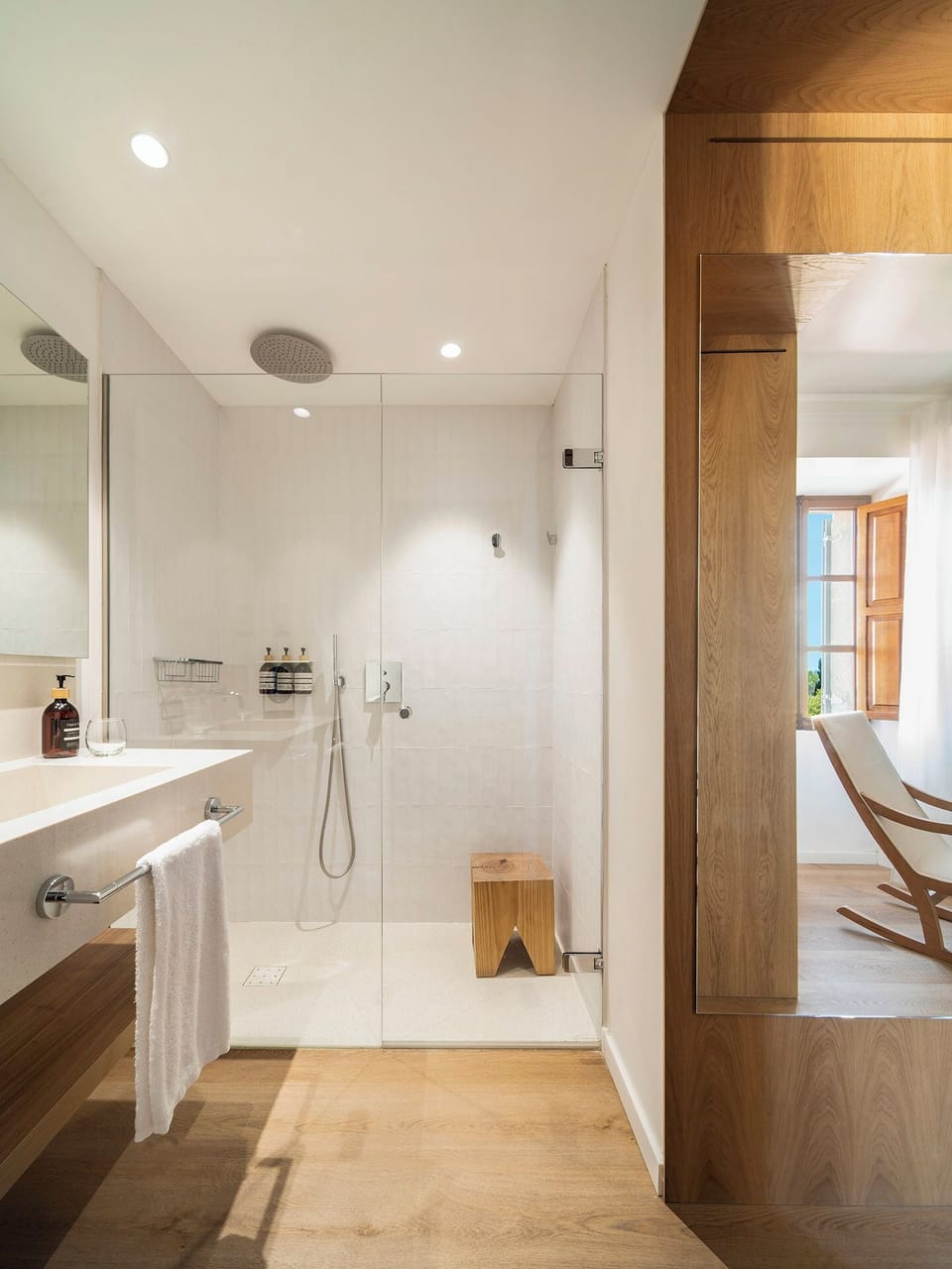Superior Double Room | Bathroom | Rainfall showerhead, free toiletries, hair dryer, bathrobes