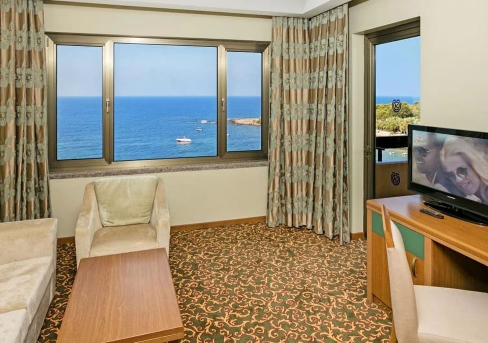Family One Room Sea View | Premium bedding, minibar, in-room safe, laptop workspace