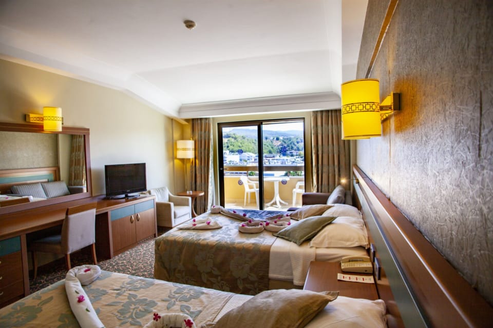 Standard Sea View Room | Premium bedding, minibar, in-room safe, laptop workspace