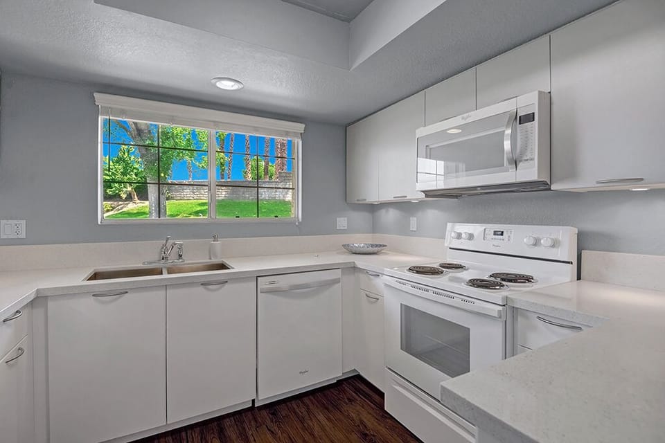 KITCHEN TIGHT - Oranj Palm Vacation Homes.jpg
