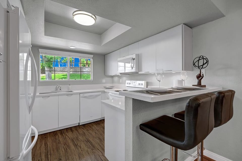 KITCHEN - Oranj Palm Vacation Homes.jpg