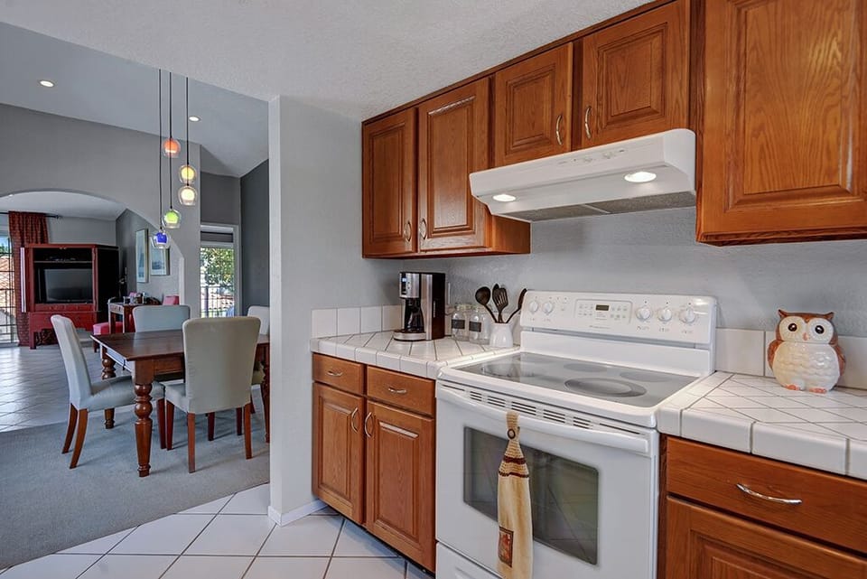 K0472  - KITCHEN REVERSE RS.jpg