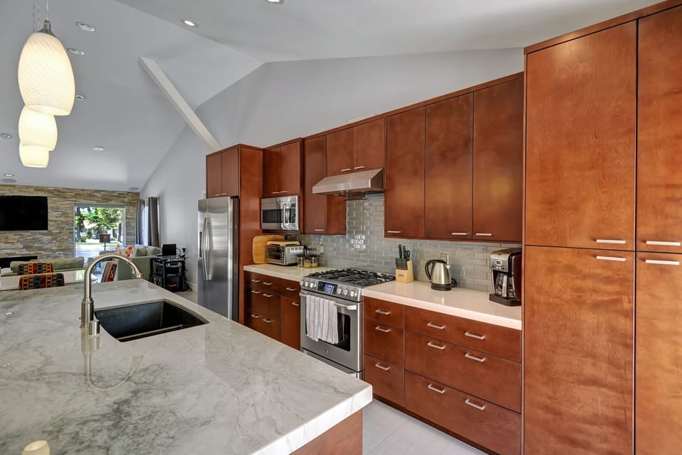 K0542 - 06 - KITCHEN.jpg