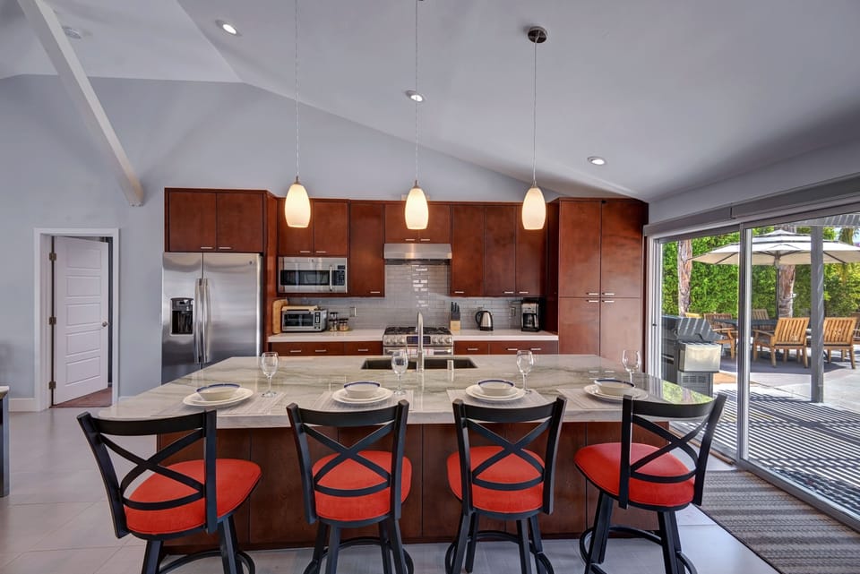 K0542 - 05 - KITCHEN BAR TOP HEAD ON.jpg