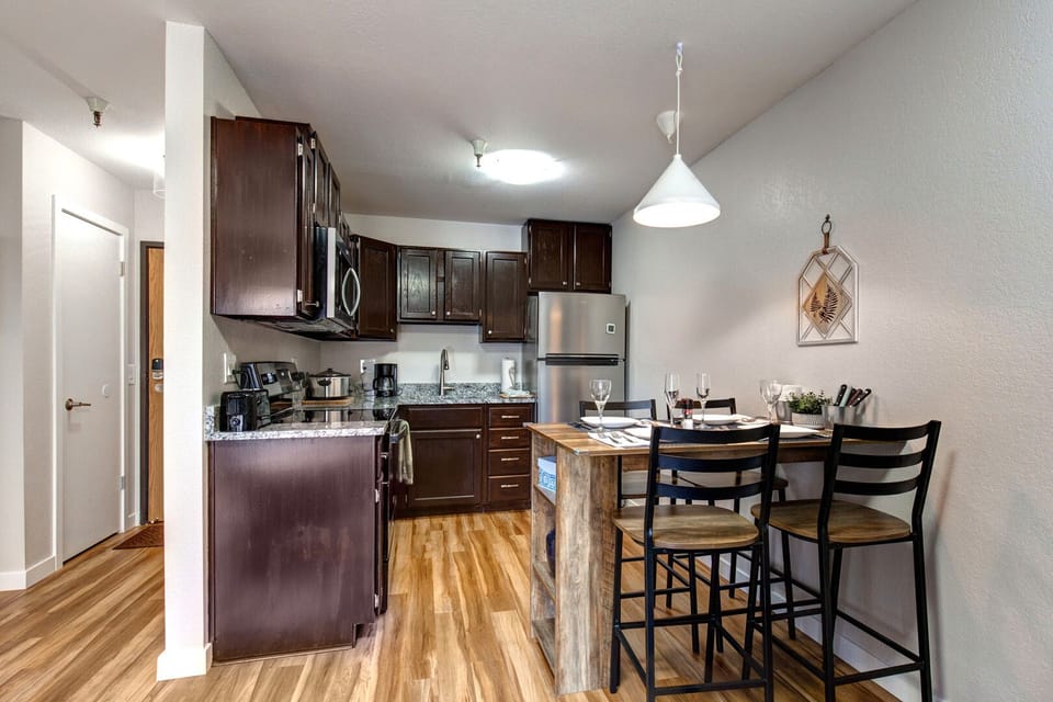 Vacation Rentals in Park City at Carriage House 320: Kitchen and dining area