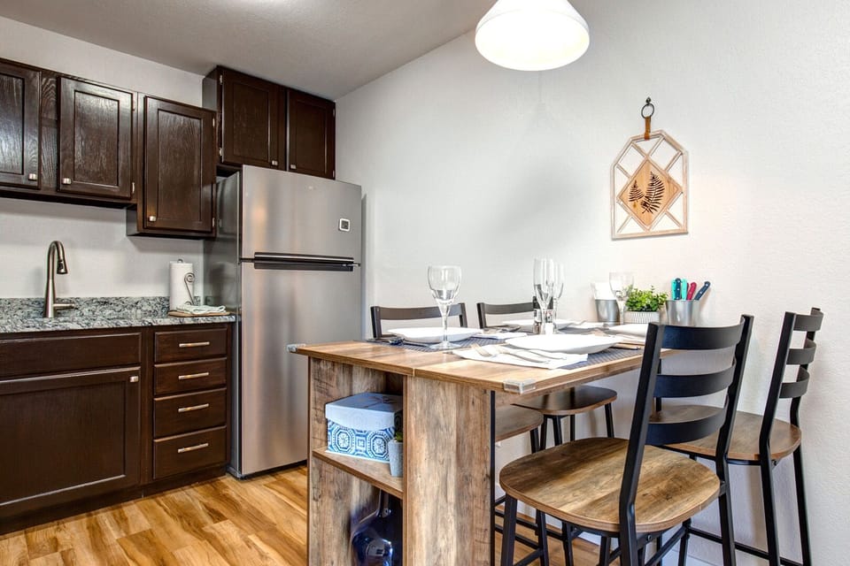 Vacation Rentals in Park City at Carriage House 320: Kitchen and dining area