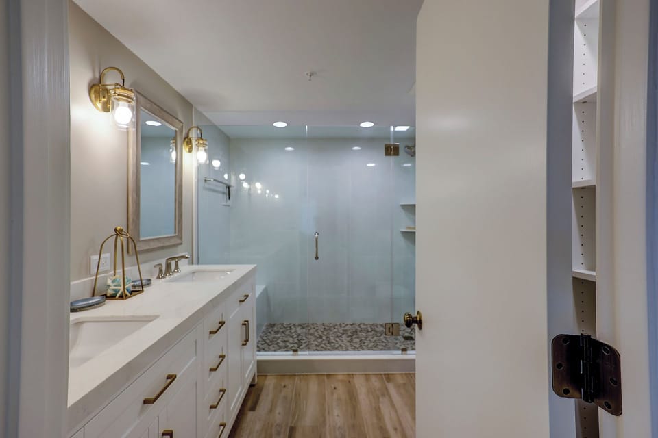 King bedroom bathroom