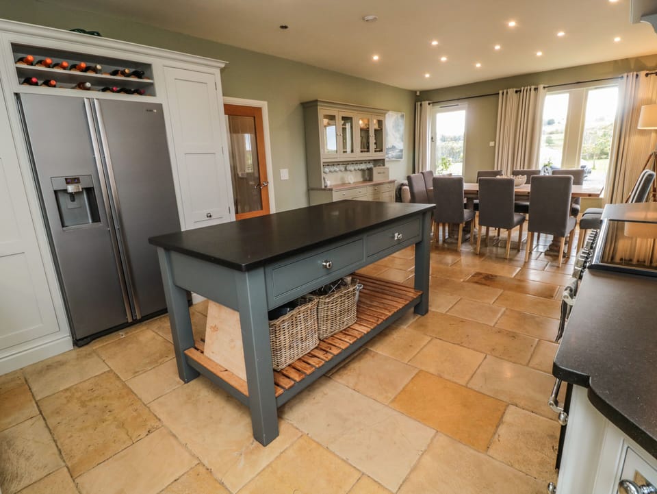 Cottage | Private kitchen | Fridge, dishwasher, electric kettle, toaster