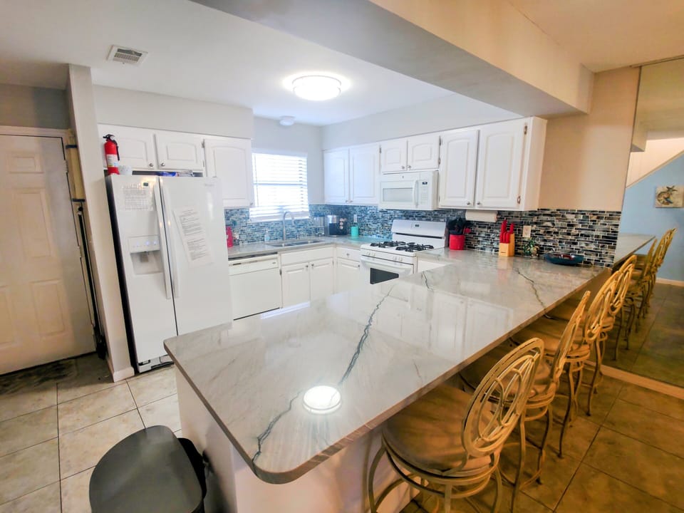  Fully equipped kitchen
Dishwasher, microwave, range
ice & filtered water.


