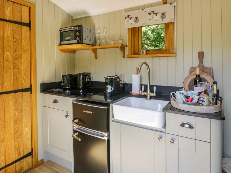 Cottage | Private kitchen | Fridge, electric kettle, toaster, cookware/dishes/utensils