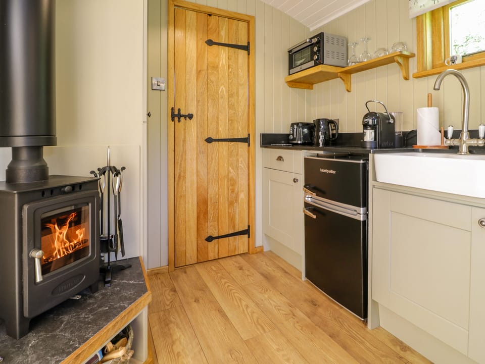 Cottage | Private kitchen | Fridge, electric kettle, toaster, cookware/dishes/utensils