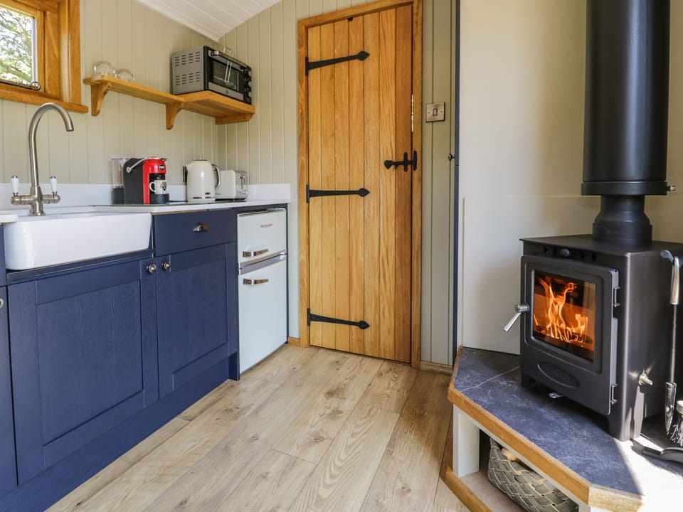 Cottage | Private kitchen | Fridge, cookware/dishes/utensils