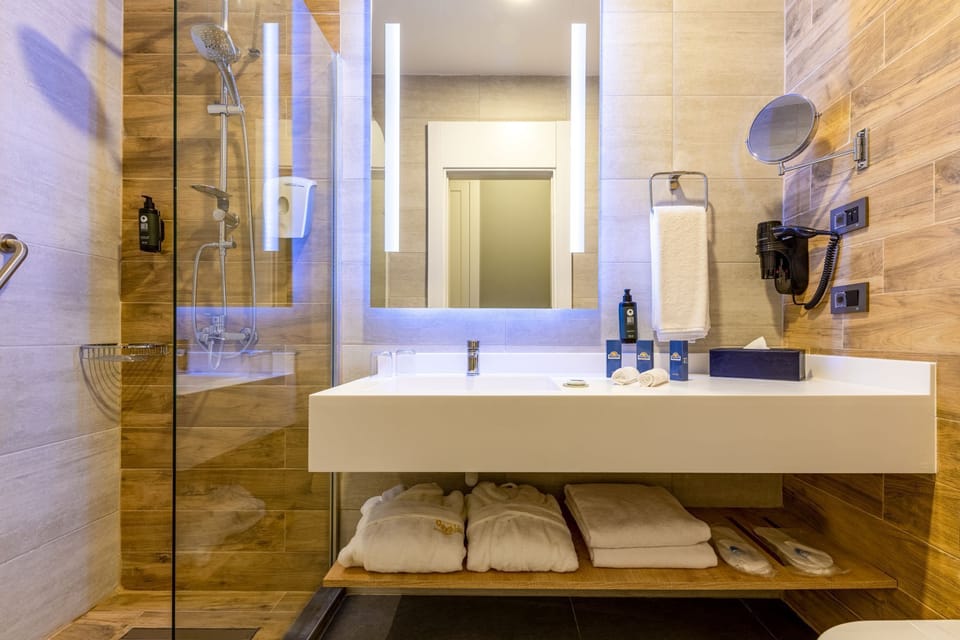 Junior Suite, 1 King Bed, Non Smoking, Balcony | Bathroom | Shower, rainfall showerhead, free toiletries, hair dryer