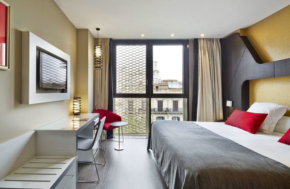 Premium bedding, down comforters, minibar, in-room safe