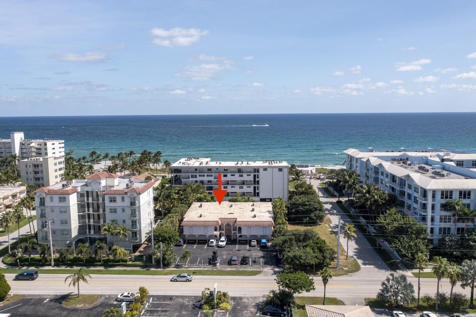 Steps to the beach & boardwalk.  Access the pier & restaurants via the boardwalk