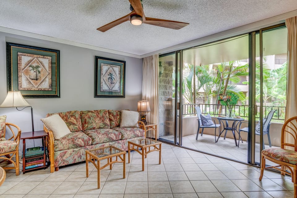 Spacious, open floor plan features hawaiian inspired decor and furnishings, a pull out sleeper sofa for additional guests and ceiling fans throughout