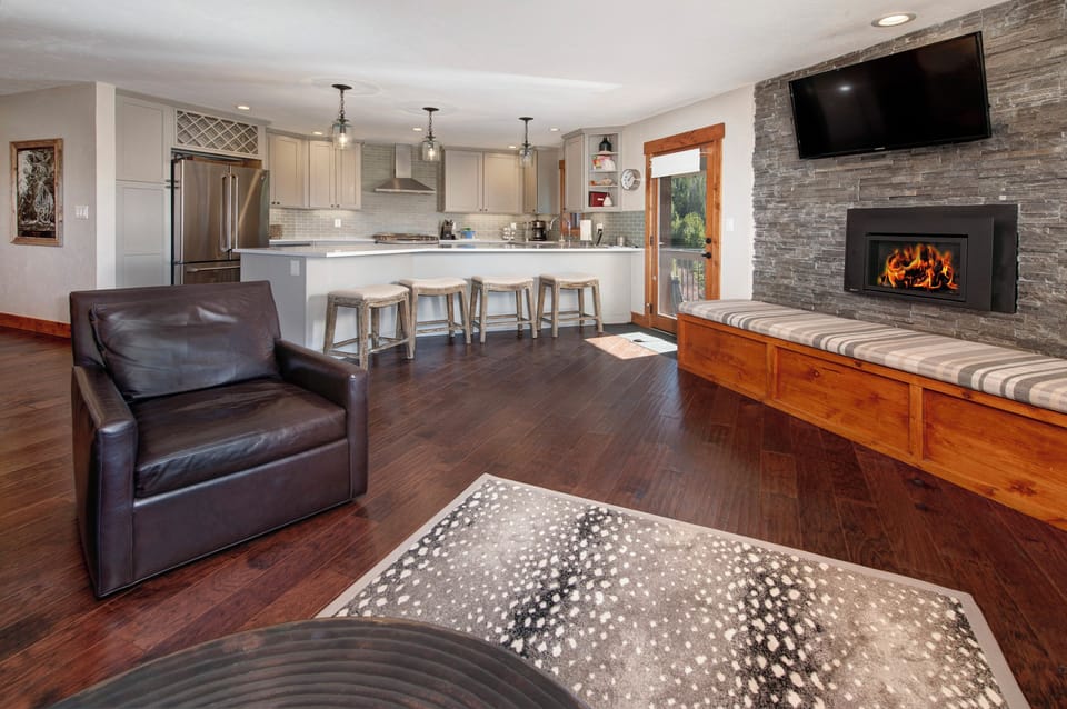 Living area with beautiful mountain views, smart TV and gas fireplace.