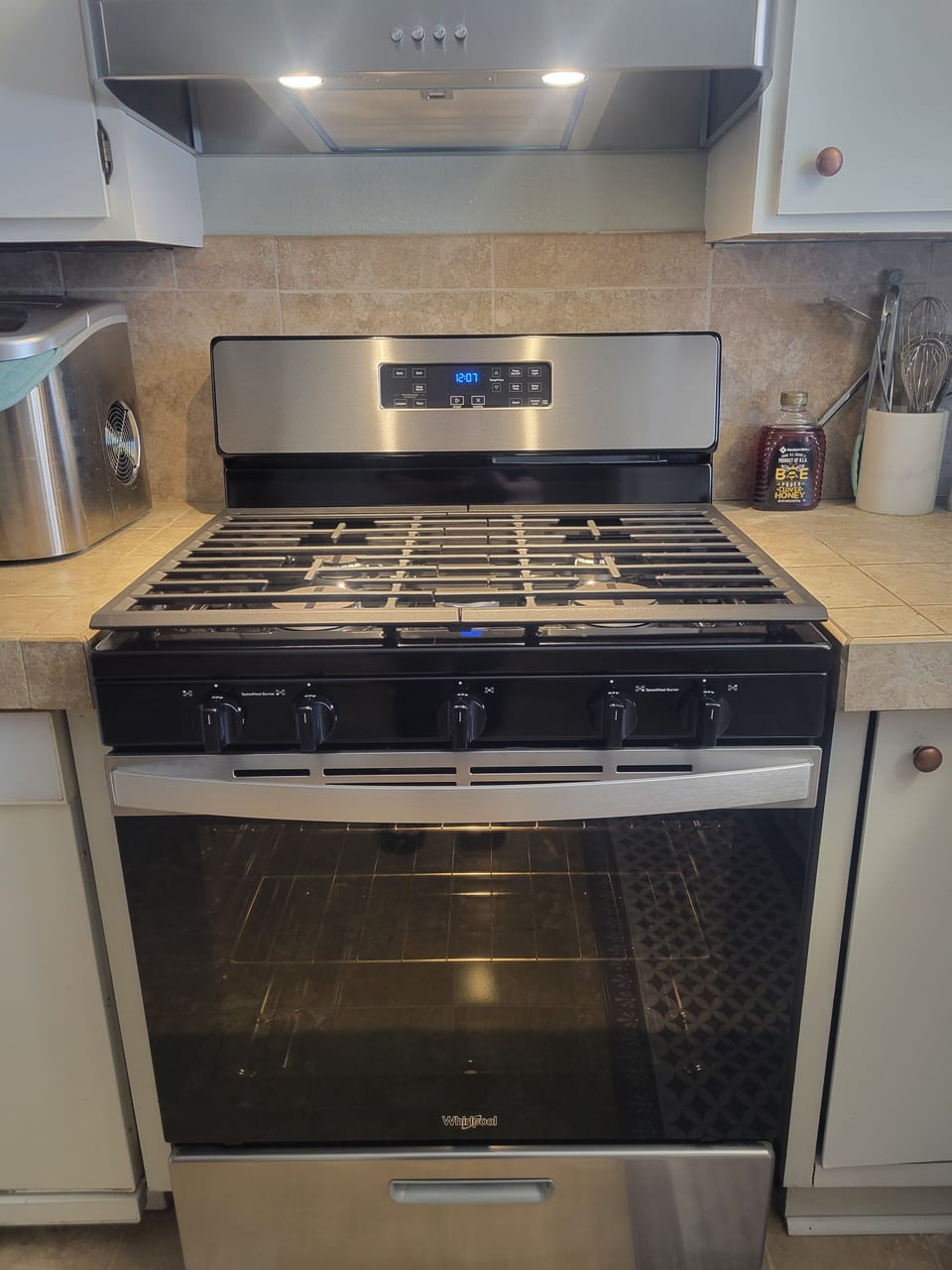 Gas range and range hood