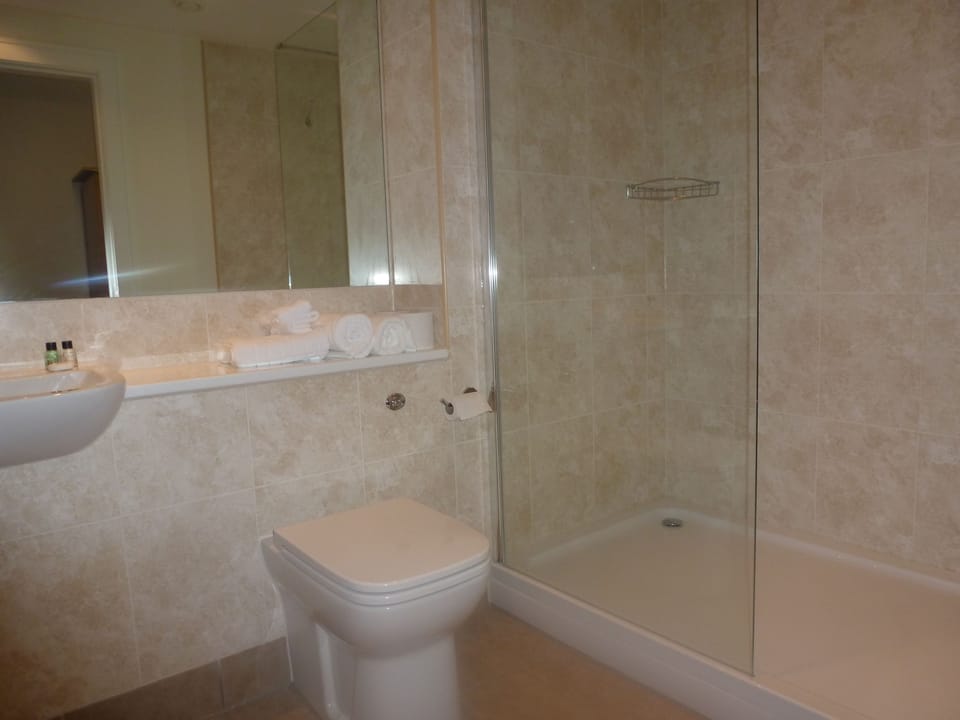 Classic Room | Bathroom | Shower, rainfall showerhead, hair dryer, towels