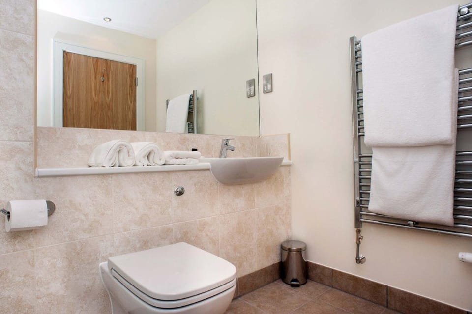 Superior Room | Bathroom | Shower, rainfall showerhead, hair dryer, towels