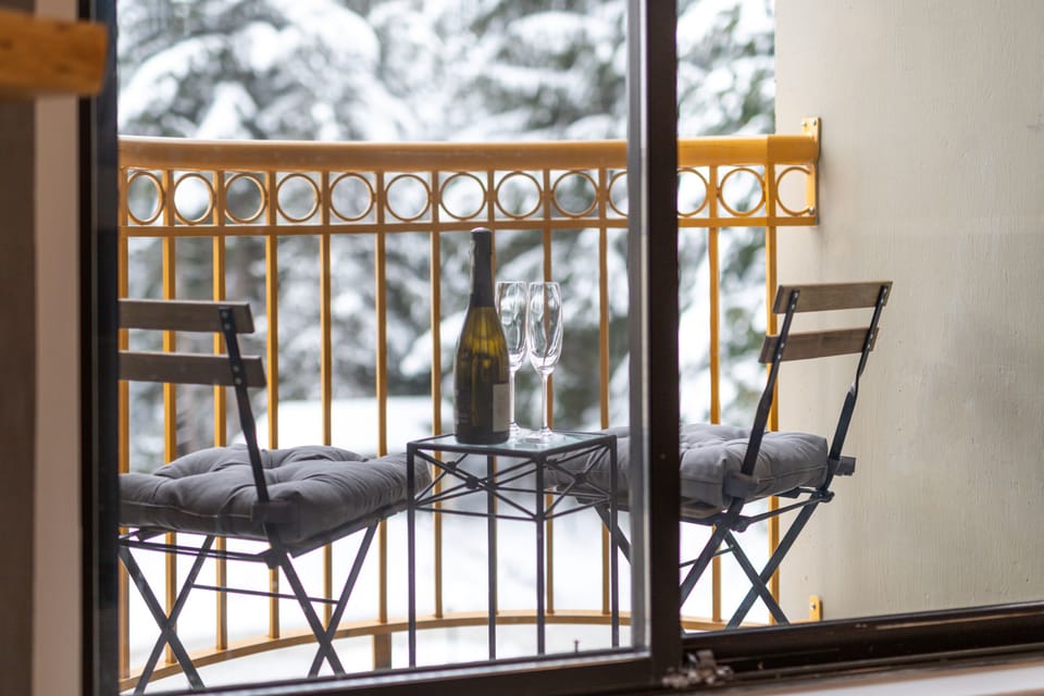 Balcony - Enjoy a glass of bubbles or your morning coffee with a view onto the courtyard and mountains