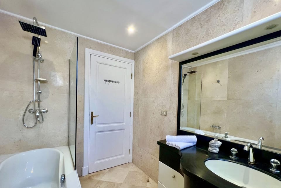 Aquamarine Suite: Ensuite bathroom with a rain-shower, toilet, basin, bath 